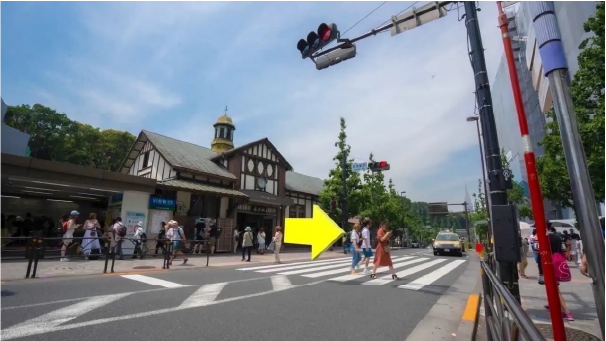 JR線原宿駅の表参道口改札を出てすぐ左方向にある横断歩道を目指します。